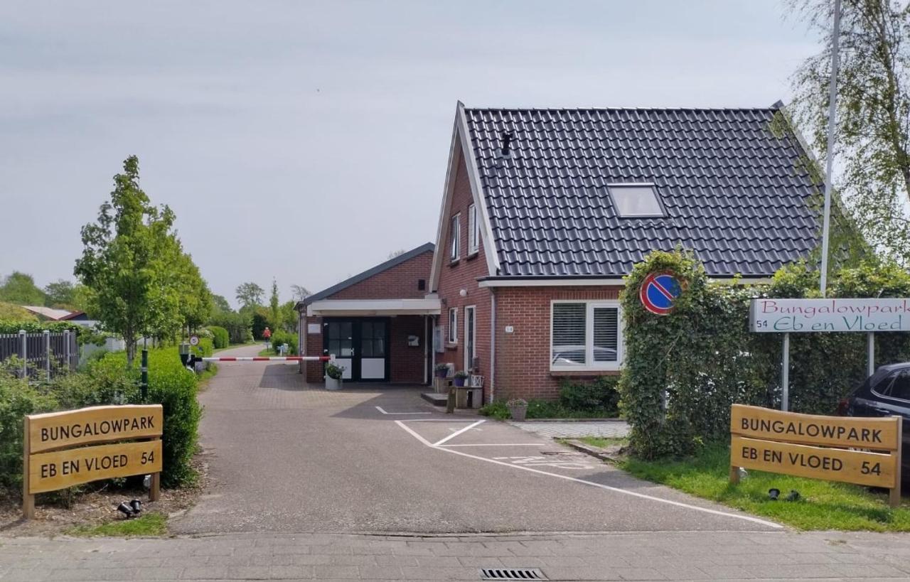 Het Dobbertje, Charmant Houten Huisje Sint Maartensvlotbrug Bagian luar foto